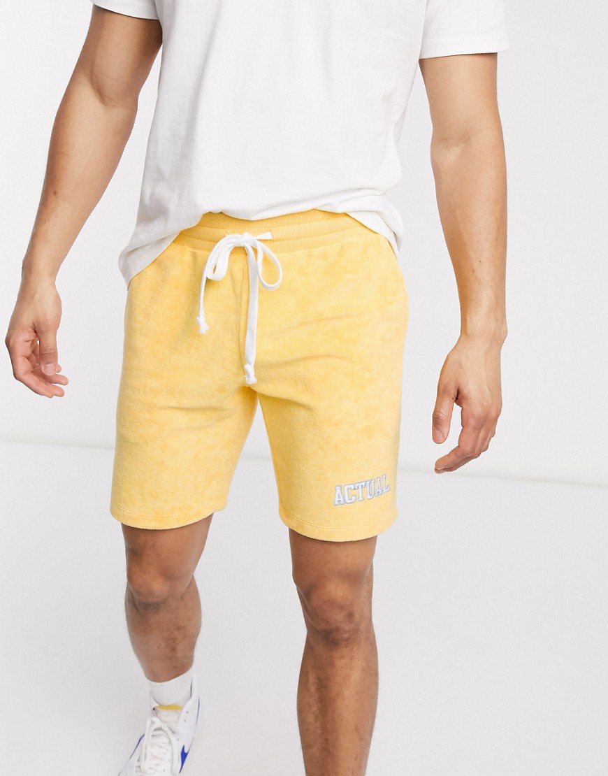 ASOS DESIGN – Shorts i frotté med smal passform, kontrasterande broderi och Actual-logga-Gul