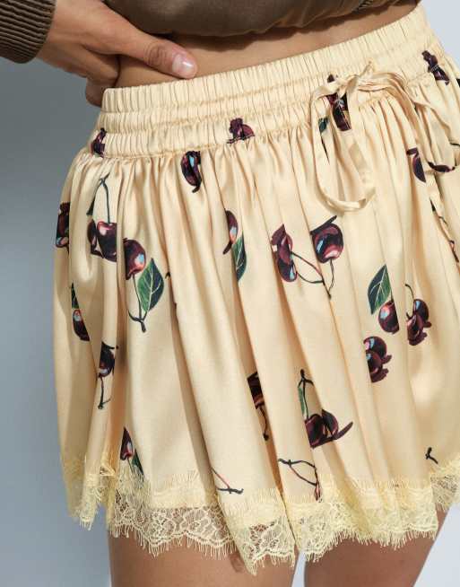 ASOS DESIGN shorts i satin med spetskant och volym i körsbärstryck, 2 av 10