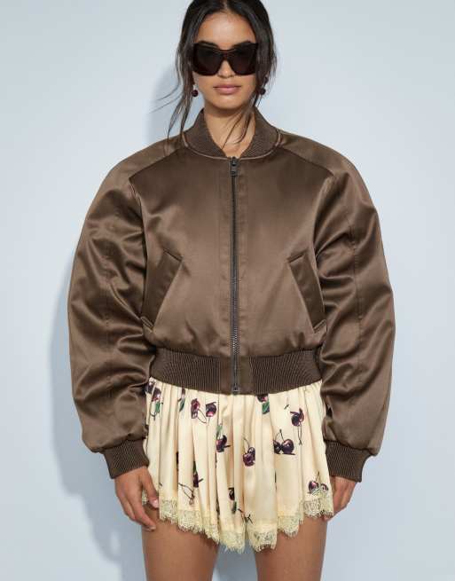 ASOS DESIGN shorts i satin med spetskant och volym i körsbärstryck, 3 av 10
