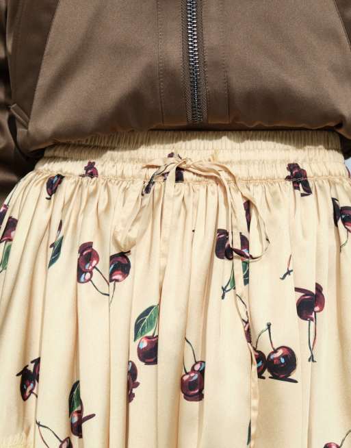 ASOS DESIGN shorts i satin med spetskant och volym i körsbärstryck, 5 av 10