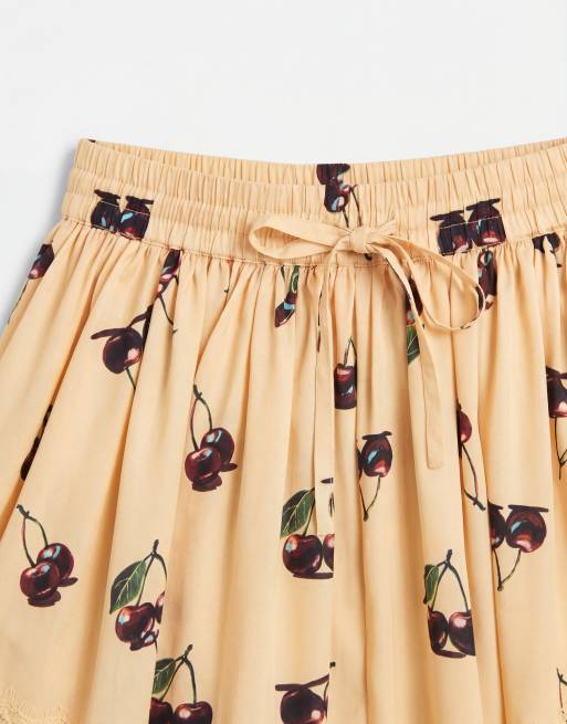 ASOS DESIGN shorts i satin med spetskant och volym i körsbärstryck, 9 av 10