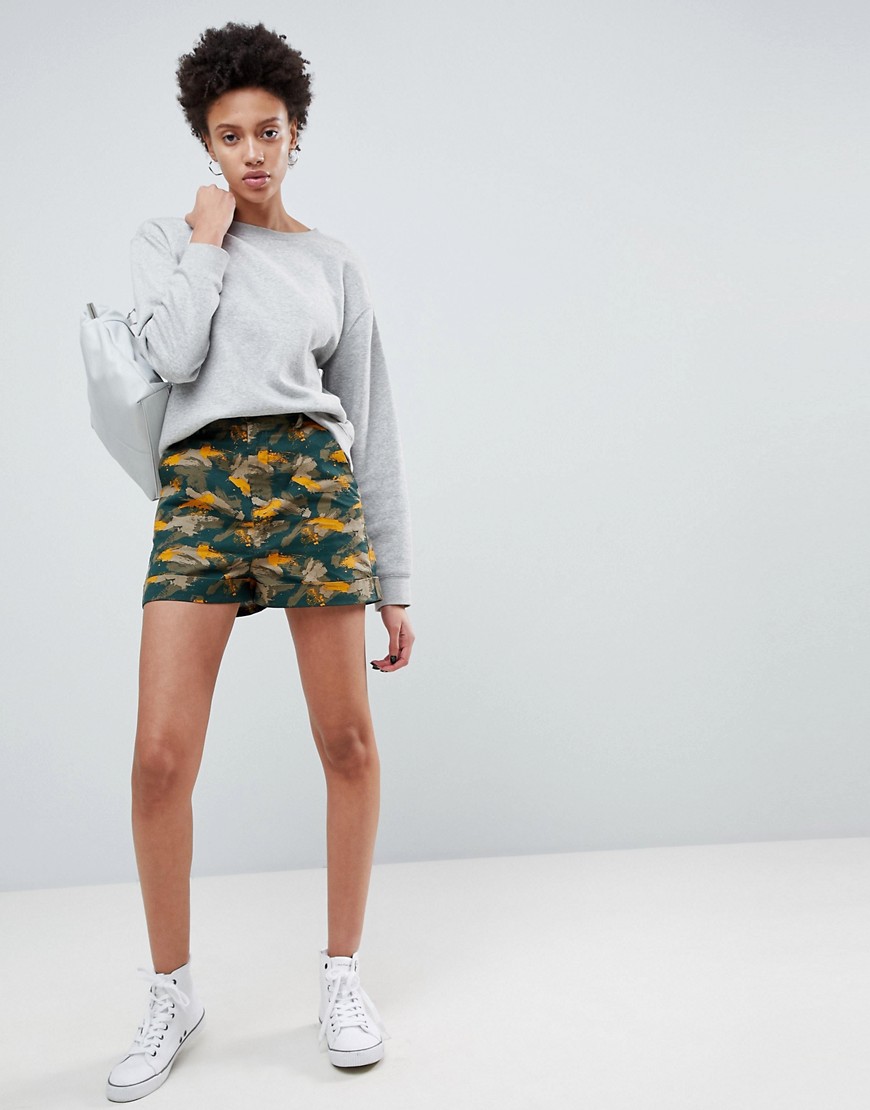 ASOS DESIGN – Shorts i suddigt kamouflagemönster-Flerfärgad