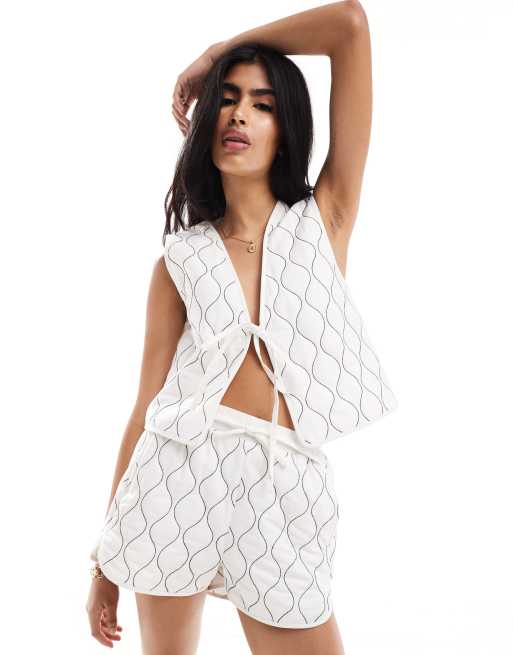 ASOS DESIGN – Shorts im Runner-Stil mit gesteppter Stickerei in Weiß