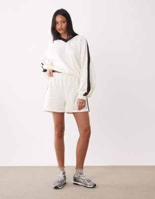 ASOS DESIGN - Shorts in Cremeweiß mit seitlichen Streifen in Marineblau, Kombiteil-Bunt