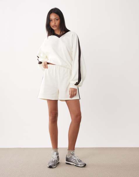 ASOS DESIGN – Shorts in Cremeweiß mit seitlichen Streifen in Marineblau, Kombiteil - view 1