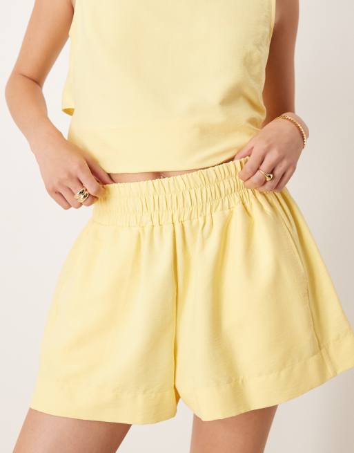 ASOS DESIGN – Shorts in Gelb mit elastischem Bund, Kombiteil, 2 von 4