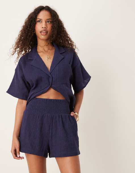 ASOS DESIGN – Shorts in Marineblau mit Lochstickerei und gesmoktem Bund, Kombiteil - view 1