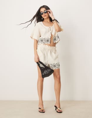 ASOS DESIGN - Shorts in Steinbeige mit Paperbag-Bund und besticktem Saum, Kombiteil-Neutral