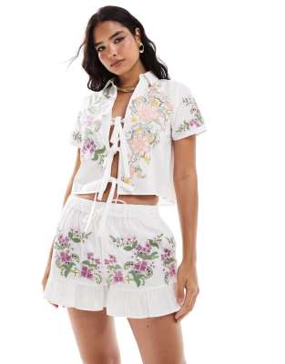 ASOS DESIGN - Shorts in Weiß mit Blumenstickerei, Kombiteil