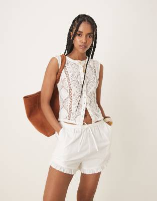 ASOS DESIGN - Shorts in Weiß mit Rüschen