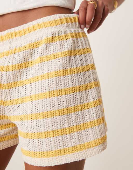 ASOS DESIGN – Shorts in Weiß und Gelb gestreift, Kombiteil, 2 von 5