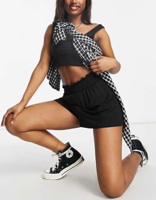 ASOS DESIGN – Shorts mit gerafftem Bund in Schwarz, 3 von 4