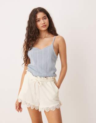 ASOS DESIGN - Shorts mit Waffelstruktur und Spitzensaum-Weiß