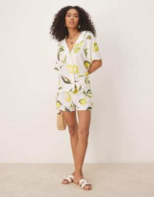 ASOS DESIGN - Shorts mit Zitronenmuster, Kombiteil-Weiß