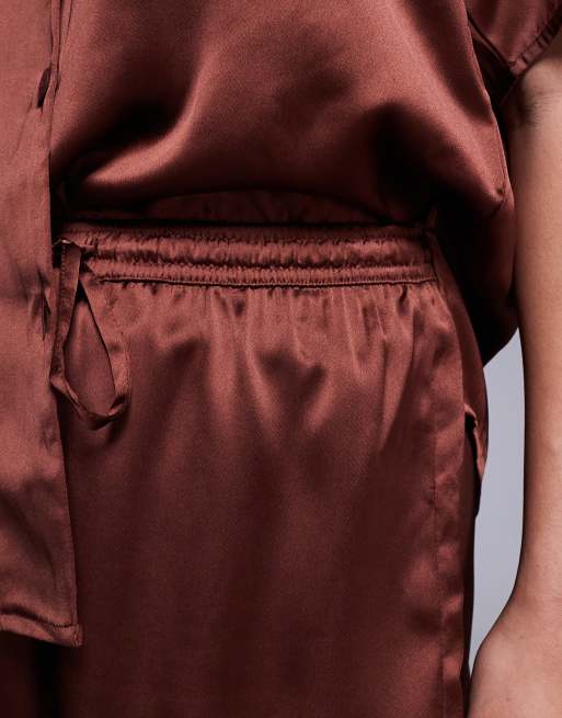 ASOS DESIGN - Shorts van co-ord set van satijn in bruin, 5 van 5
