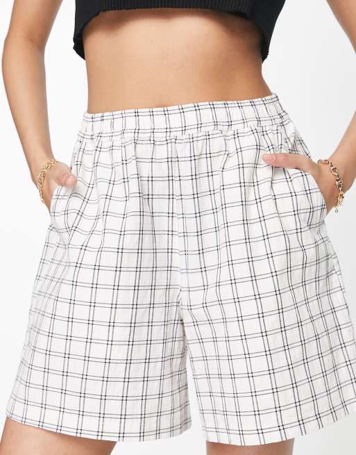 ASOS DESIGN – Shorts zum Überziehen mit langem Schnitt in Weiß kariert, Kombiteil, 4 von 4