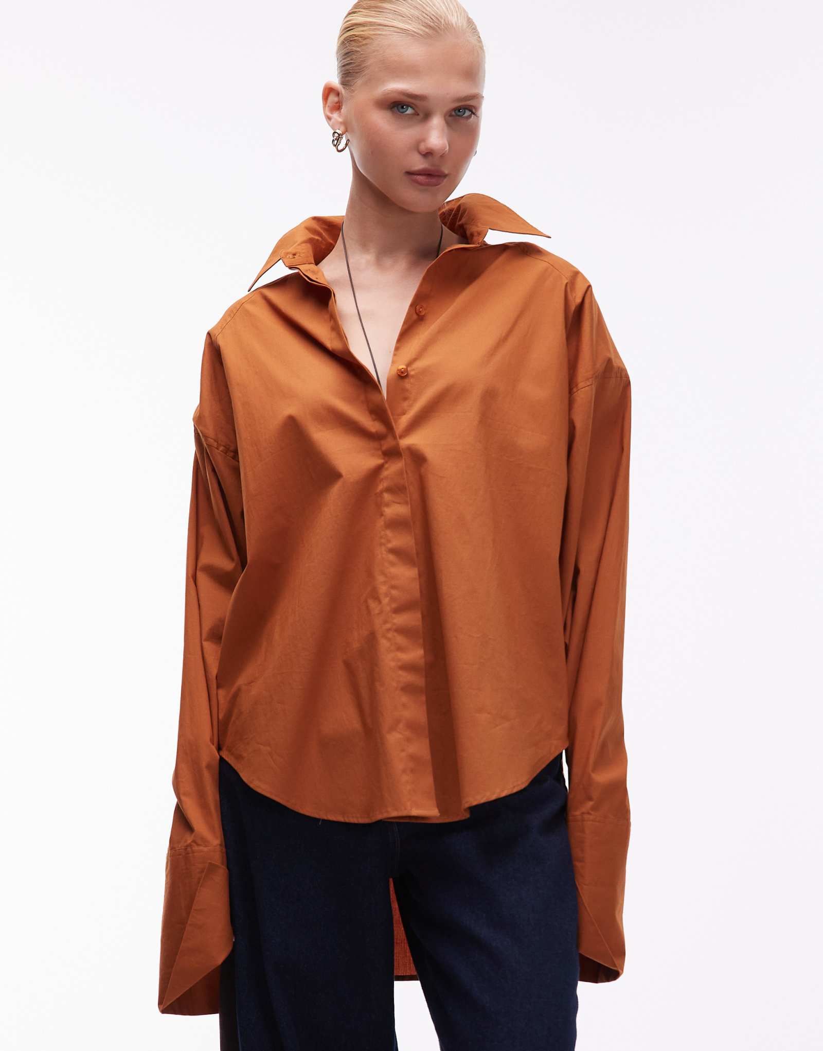 Рубашка с наплечной накладкой ASOS DESIGN с глубоким вырезом подола миндального цвета