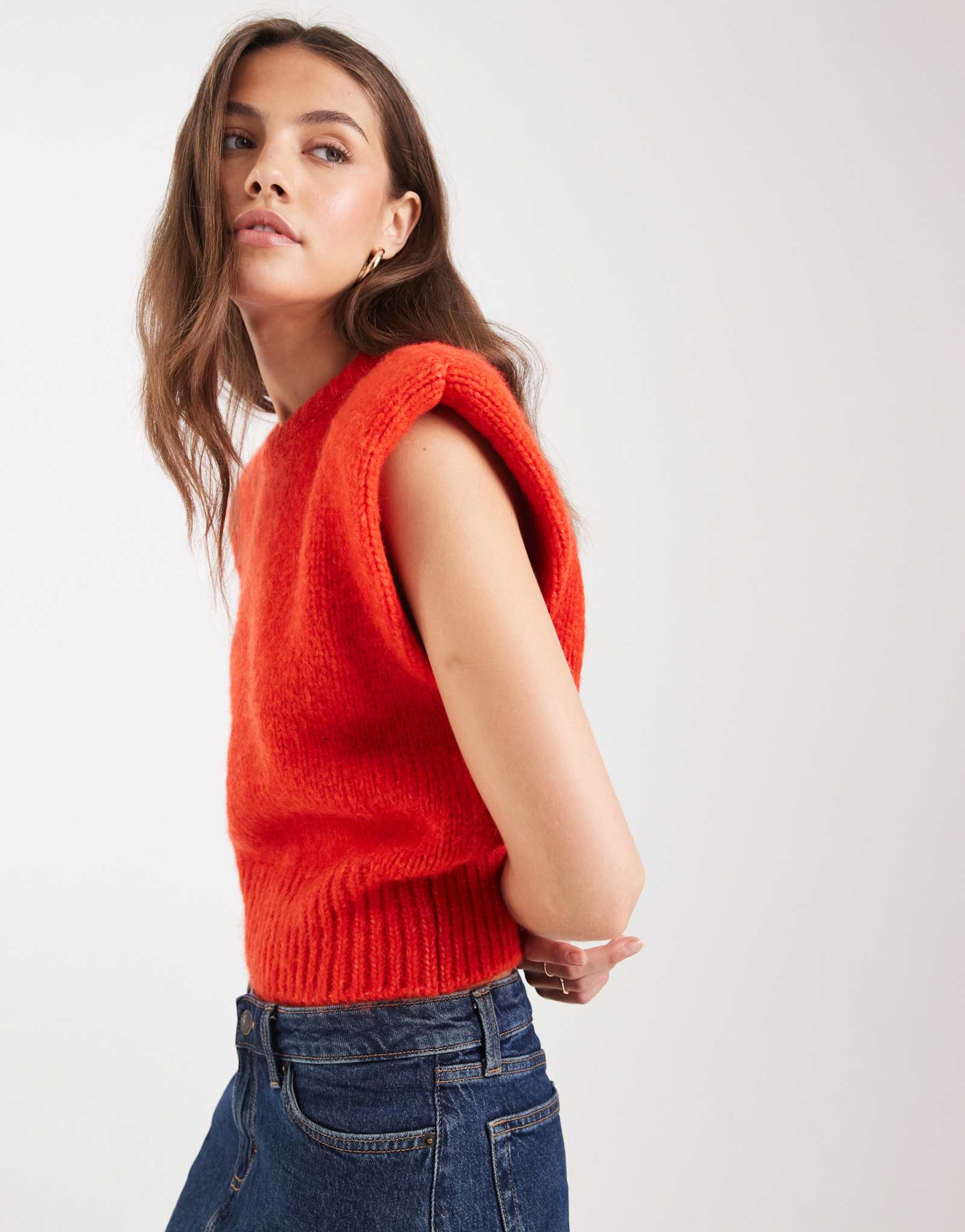 Трикотажная майка с наплечной накладкой ASOS DESIGN красного цвета