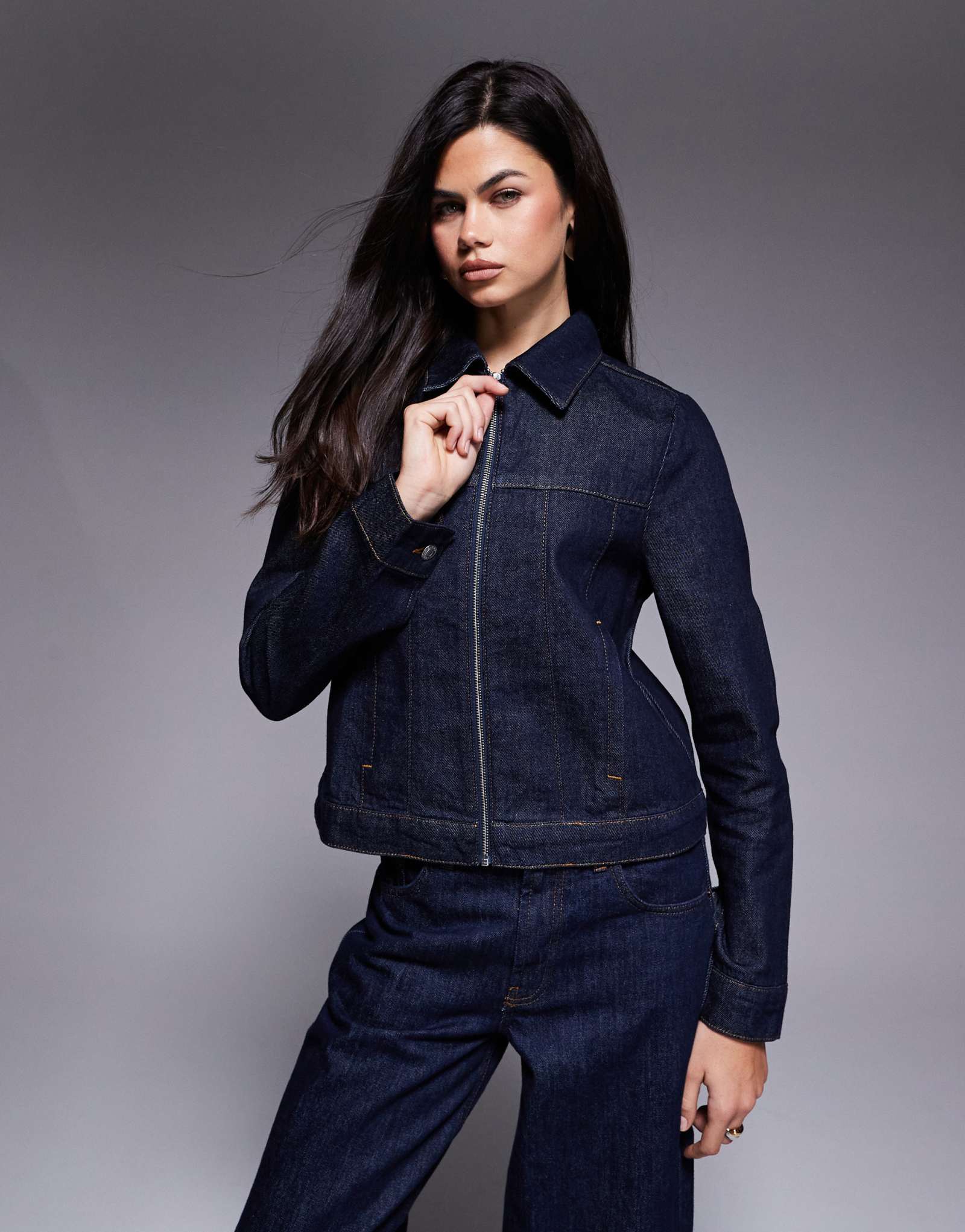 Джинсовая куртка зауженного кроя ASOS DESIGN с застежкой-молнией спереди после стирки при полоскании