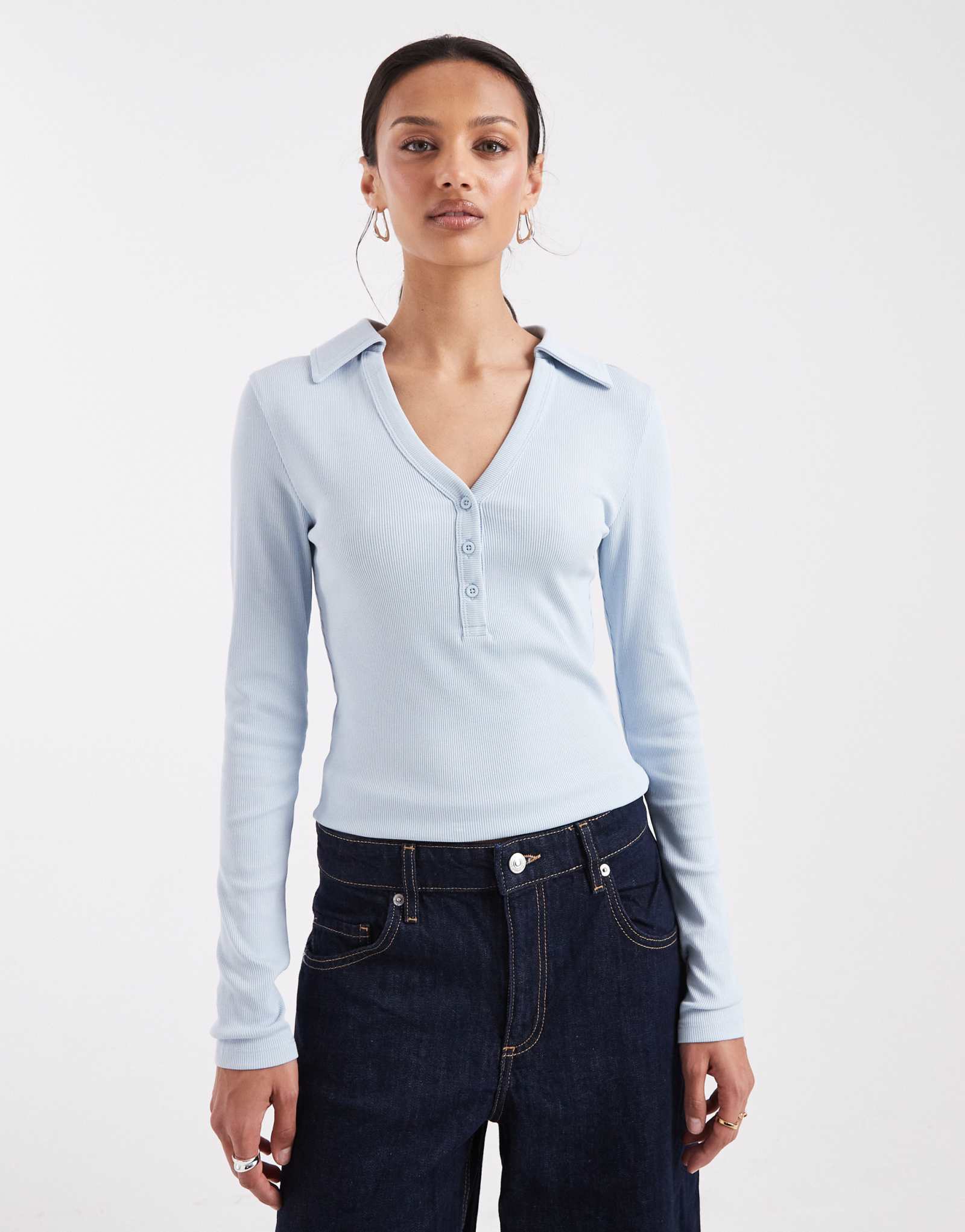 Топ Henley из трикотажа в рубчик с длинными рукавами и воротником-стойкой светло-голубого цвета от ASOS DESIGN