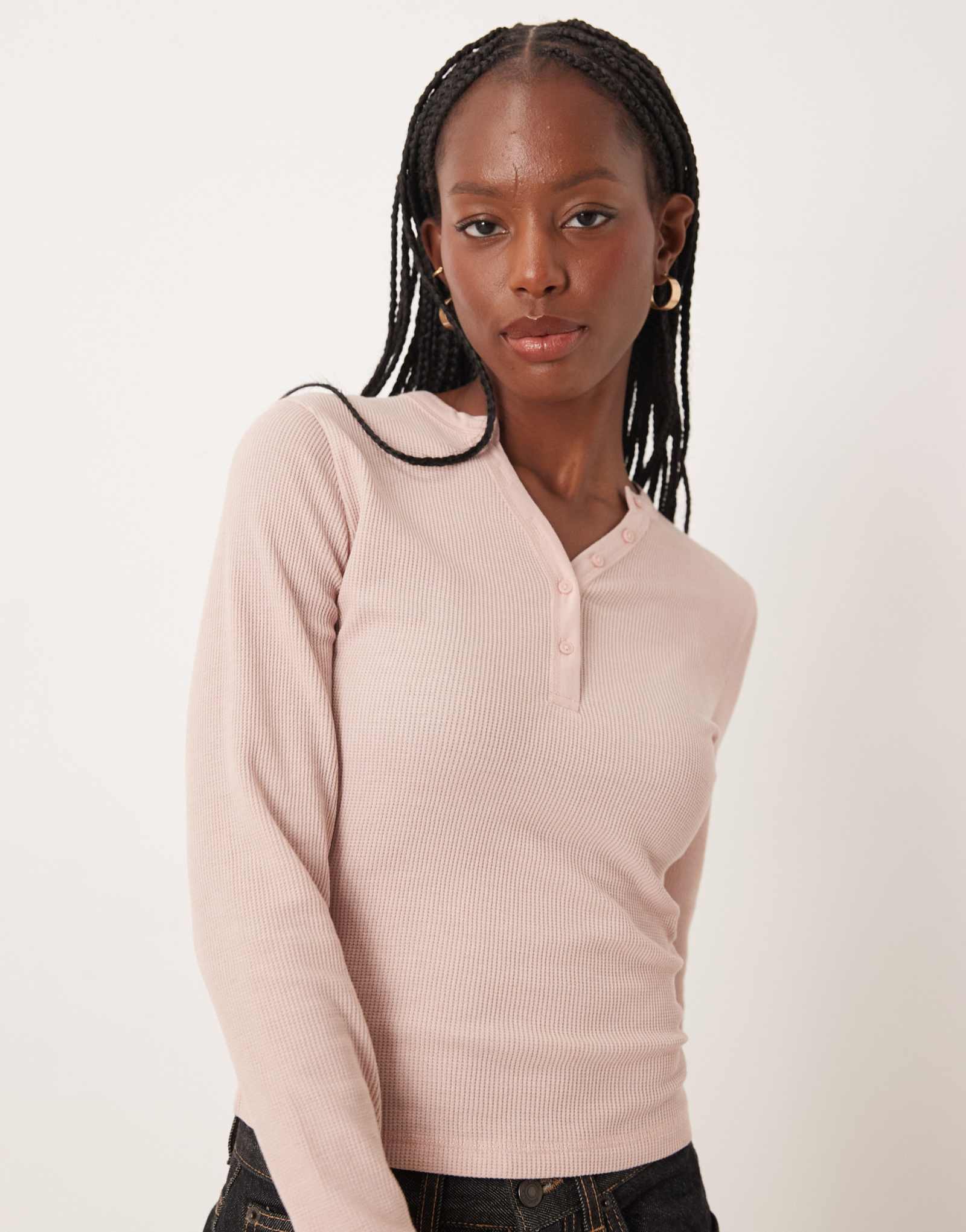 ДИЗАЙНЕРСКАЯ футболка henley с длинным рукавом из сморщенной вафли ASOS design розового цвета