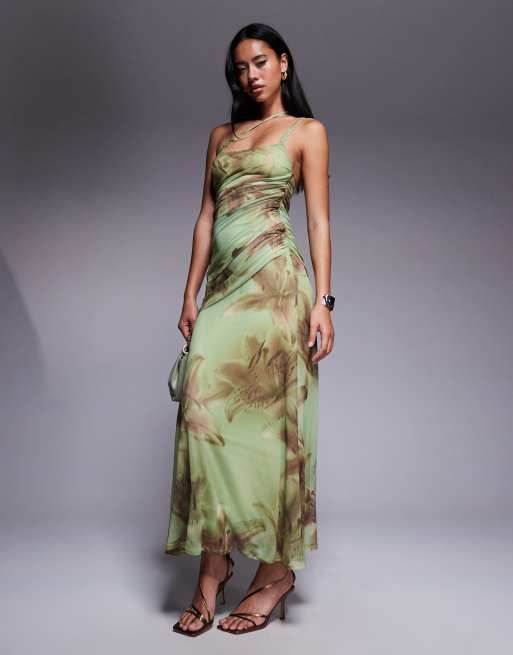 ASOS DESIGN – Siateczkowa asymetryczna sukienka maxi na ramiączkach z paseczkami na plecach i marszczeniem we wzór w hibiskusy