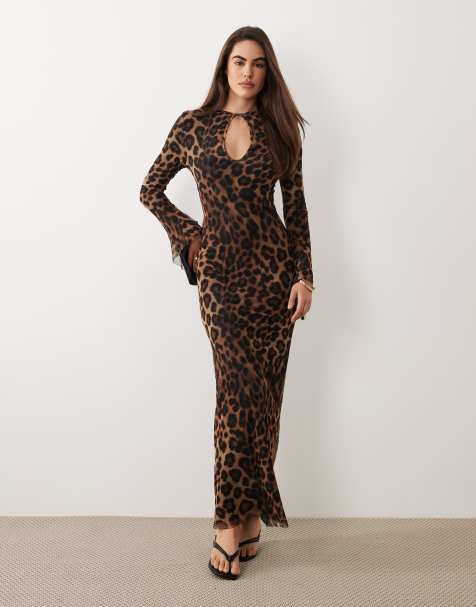 ASOS DESIGN – Siateczkowa asymetryczna sukienka maxi w panterkę z rozkloszowanymi rękawami - view 1