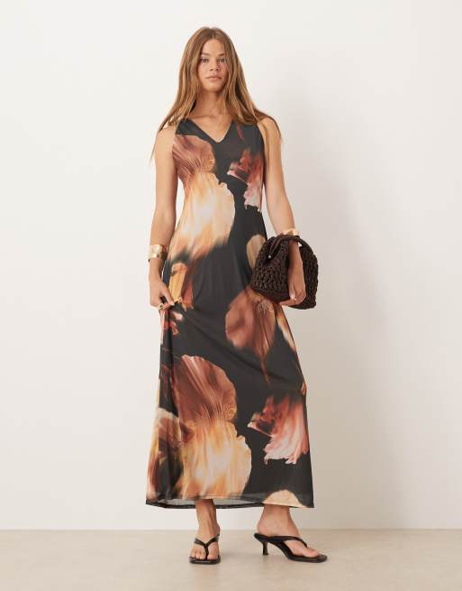 ASOS DESIGN – Siateczkowa ciemna sukienka midi w kwiatowy wzór z dekoltem halter z łezką i metalowym detalem