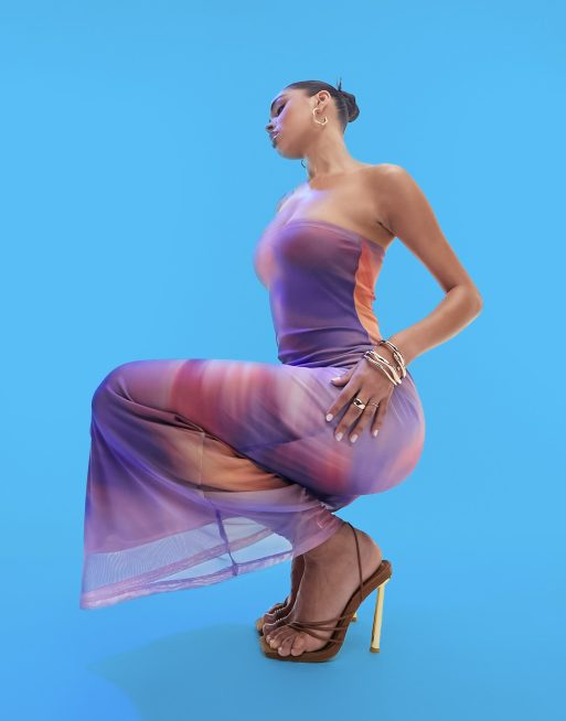 ASOS DESIGN – Siateczkowa sukienka maxi w abstrakcyjny wzór