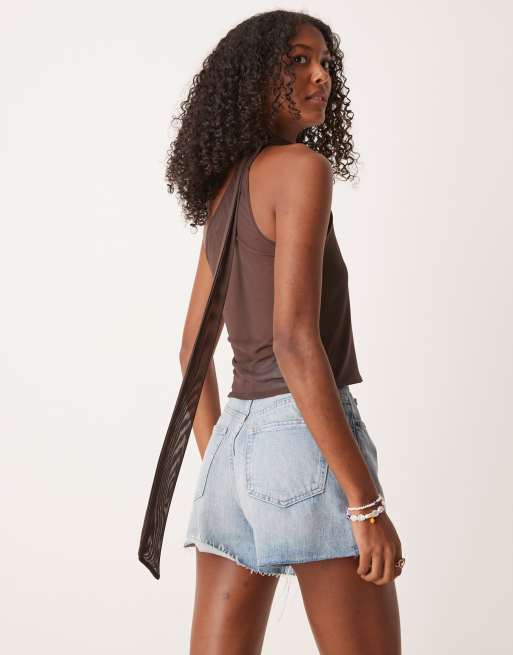 ASOS DESIGN – Siateczkowy czekoladowy top na jedno ramię z szalem, 2 z 4