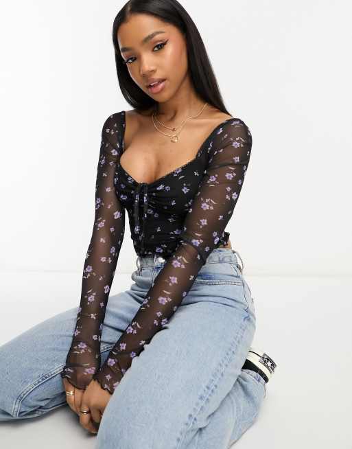 ASOS DESIGN – Siateczkowy top z długimi rękawami typu milkmaid w ciemny kwiatowy wzór w stylu lat 90. 