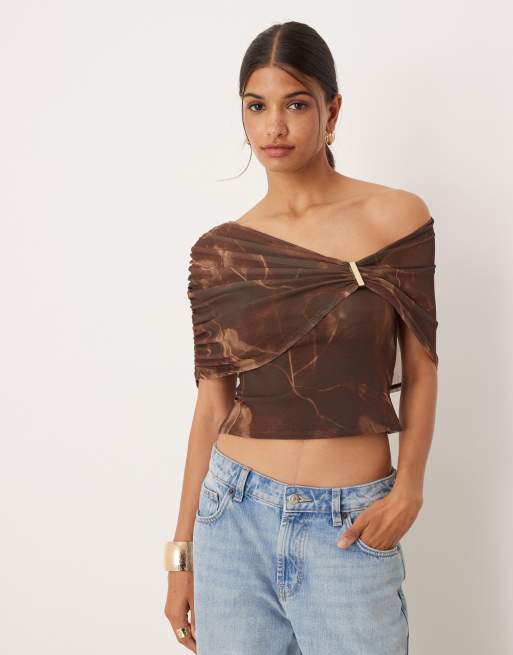 ASOS DESIGN – Siateczkowy top ze wzorem w abstrakcyjne kwiaty, odsłoniętym ramieniem i ozdobnym detalem