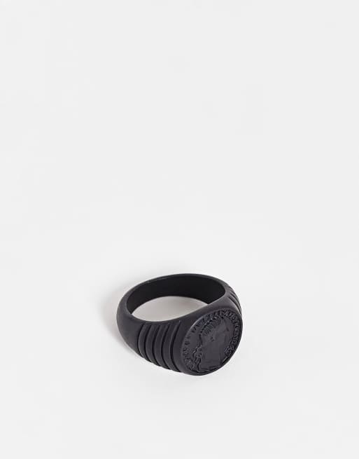 ASOS DESIGN – Siegelring mit Münzdetail und Prägung in mattem Schwarz
