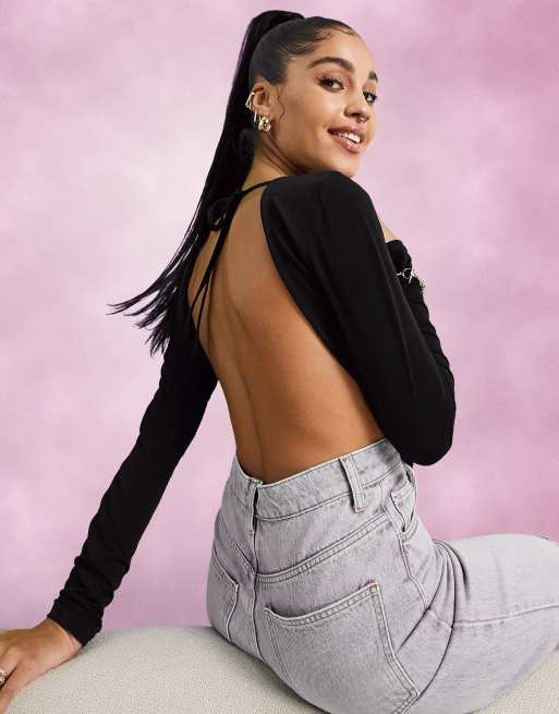 ASOS DESIGN - Sierlijke crop top met open achterkant in zwart