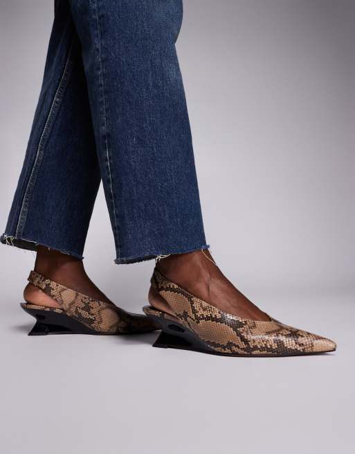 ASOS DESIGN - Sierra - Scarpe a punta con cinturino posteriore e zeppa color cuoio con stampa pitonata