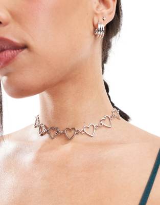 ASOS DESIGN - Silberfarbene Choker-Halskette mit Herz-Design