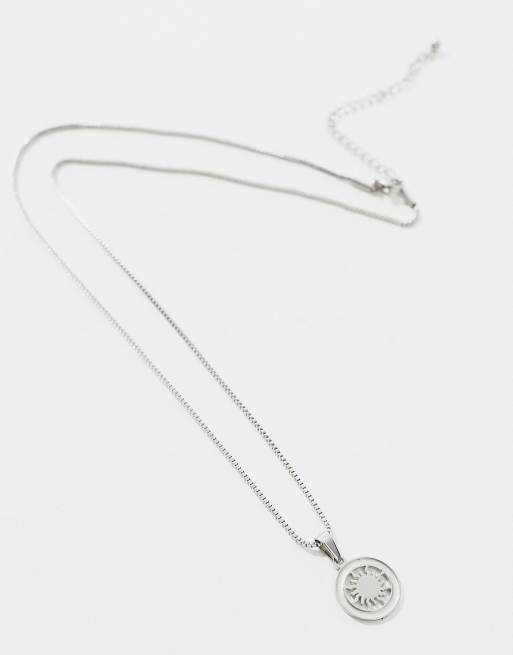 ASOS DESIGN – Silberfarbene Halskette aus wasserfestem Edelstahl mit rundem Anhänger, 2 von 4