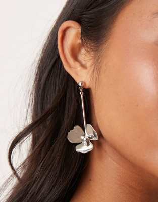 ASOS DESIGN - Silberfarbene Hängeohrringe mit Blumen-Detail