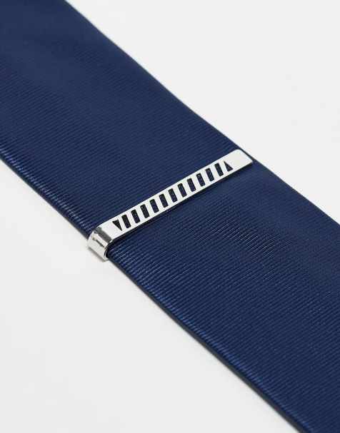 ASOS DESIGN – Silberfarbene Krawattenspange mit Zierausschnitt-Detail - view 1