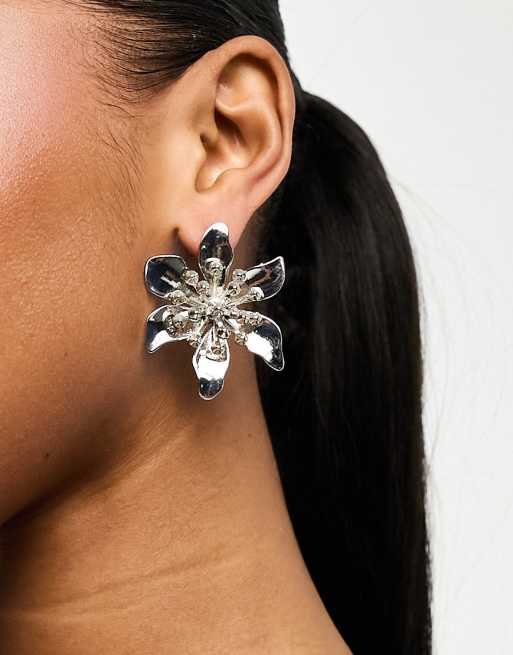 ASOS DESIGN – Silberfarbene Ohrstecker im Blumendesign