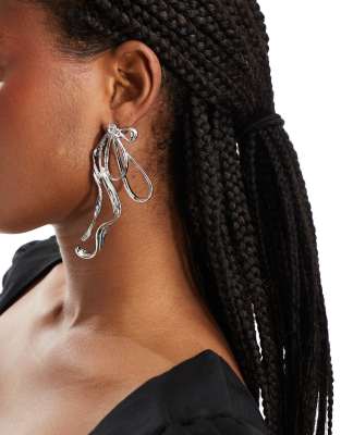 ASOS DESIGN – Silberfarbene Ohrstecker mit verspiegeltem Schleifendetail