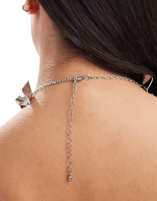 ASOS DESIGN – Silberfarbene Statement-Halskette mit gehämmertem Blumendetail, 2 von 3