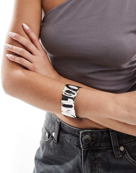 ASOS DESIGN – Silberfarbener Armreif mit geschmolzenem gehämmertem Detail - view 1