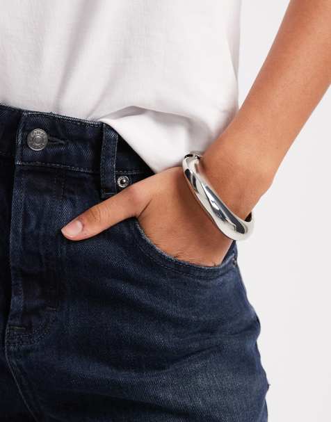 ASOS DESIGN – Silberfarbener Armreif mit wellenförmigem Design - view 1