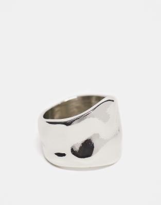 ASOS DESIGN - Silberfarbener Ring mit gehämmerter Struktur