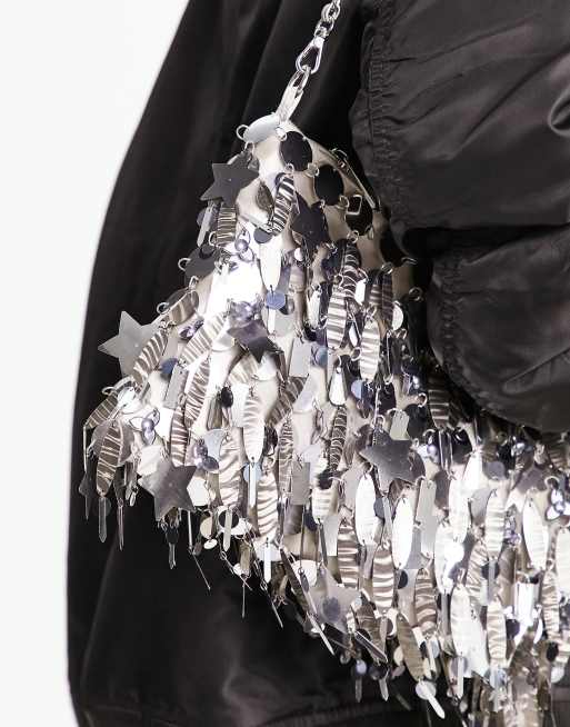 ASOS DESIGN – Silverfärad axelväska med stjärnformade paljetter, dragkedja och avtagbar axelrem, 2 av 4