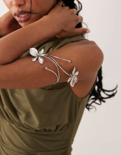 ASOS DESIGN – Silverfärgad armring i omlottdesign, 4 av 4