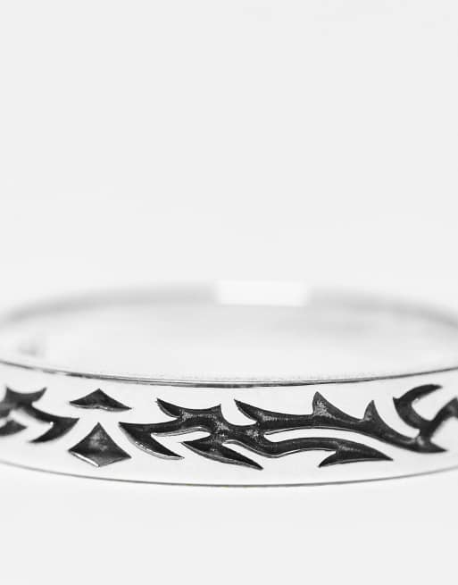 ASOS DESIGN – Silverfärgad ring i sterlingsilver med präglad tatuering, 2 av 4