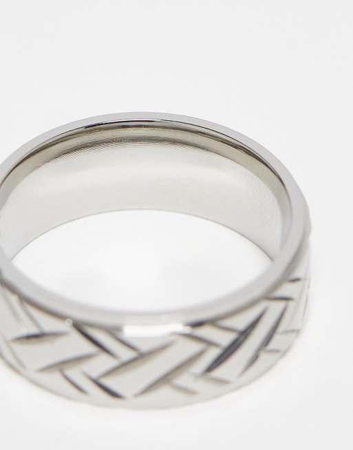 ASOS DESIGN – Silverfärgad ring i vattentåligt, rostfritt stål med graverat mönster, 3 av 4