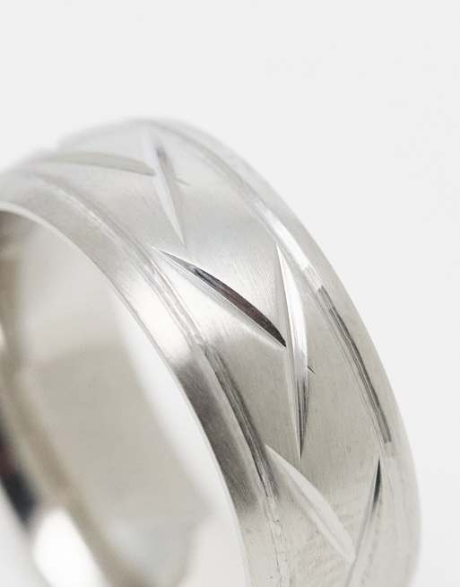 ASOS DESIGN – Silverfärgad ring i vattentåligt, rostfritt stål med präglade detaljer  , 2 av 3